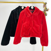 Palton scurt de puf în negru și roșu, cu nasturi și buzunare