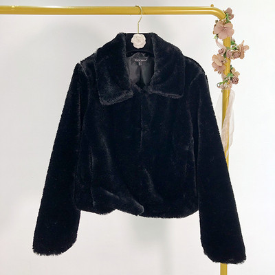 Palton scurt de puf în negru și roșu, cu nasturi și buzunare