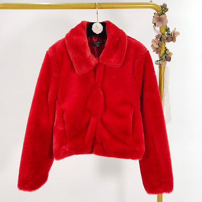 Palton scurt de puf în negru și roșu, cu nasturi și buzunare