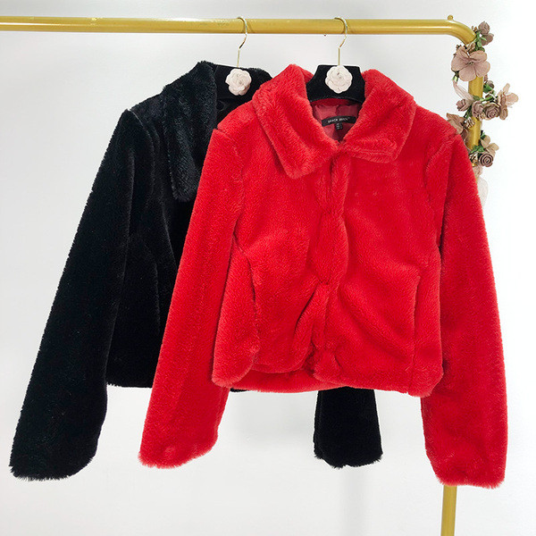 Palton scurt de puf în negru și roșu, cu nasturi și buzunare