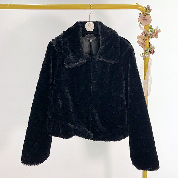 Palton scurt de puf în negru și roșu, cu nasturi și buzunare