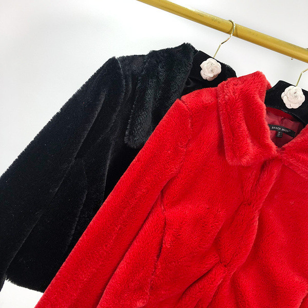 Palton scurt de puf în negru și roșu, cu nasturi și buzunare