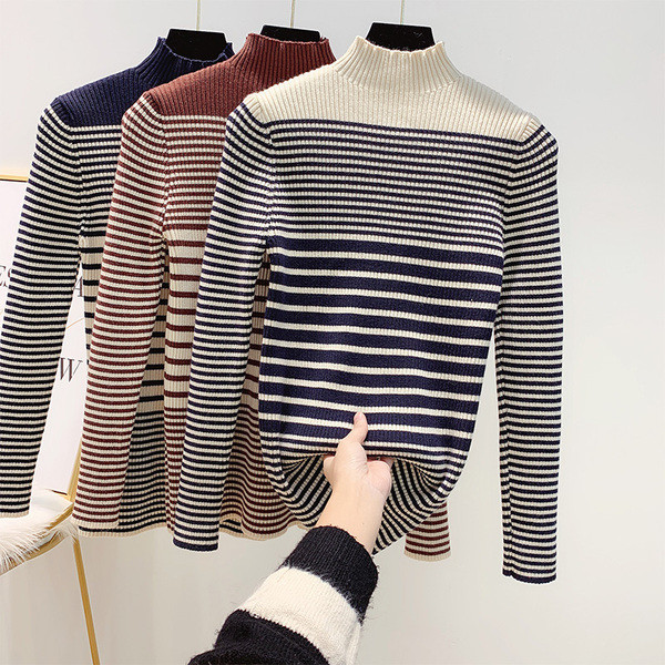 Pulover de damă în dungi cu guler polo în alb, negru și maro