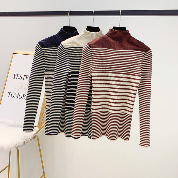 Pulover de damă în dungi cu guler polo în alb, negru și maro