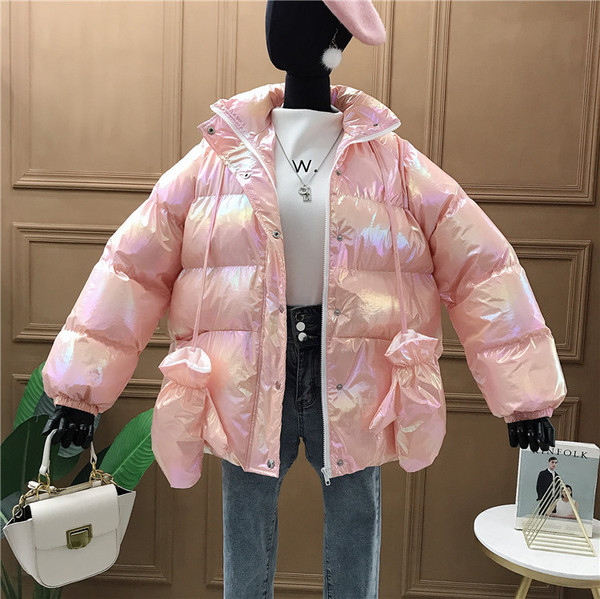 Geaca de iarna de dama moderna cu nasturi, fermoar si manusi roz, albastru si alb - model lat