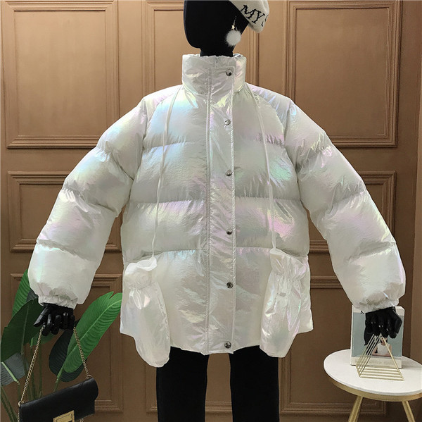 Geaca de iarna de dama moderna cu nasturi, fermoar si manusi roz, albastru si alb - model lat