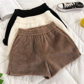 Pantaloni scurți de damă cu buzunare în alb, negru și maro