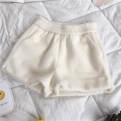 Pantaloni scurți de damă cu buzunare în alb, negru și maro