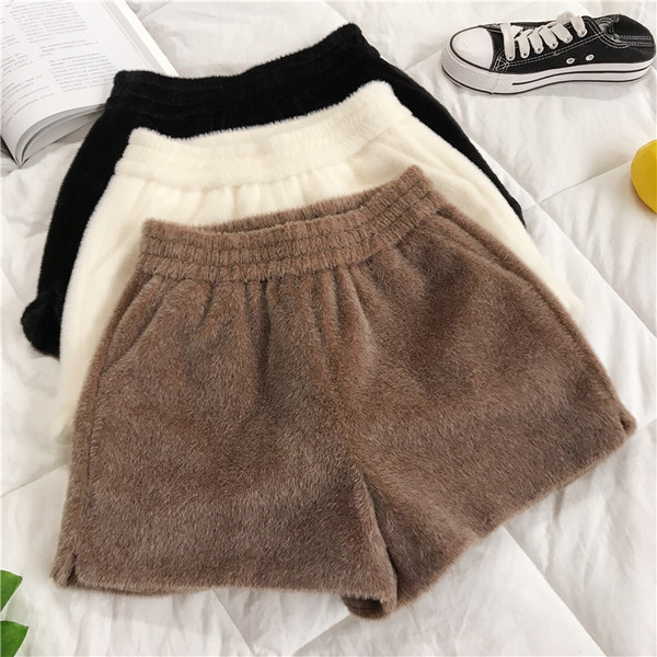 Pantaloni scurți de damă cu buzunare în alb, negru și maro