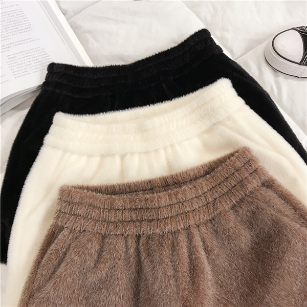 Pantaloni scurți de damă cu buzunare în alb, negru și maro