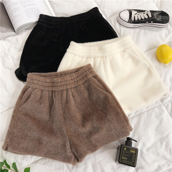 Pantaloni scurți de damă cu buzunare în alb, negru și maro