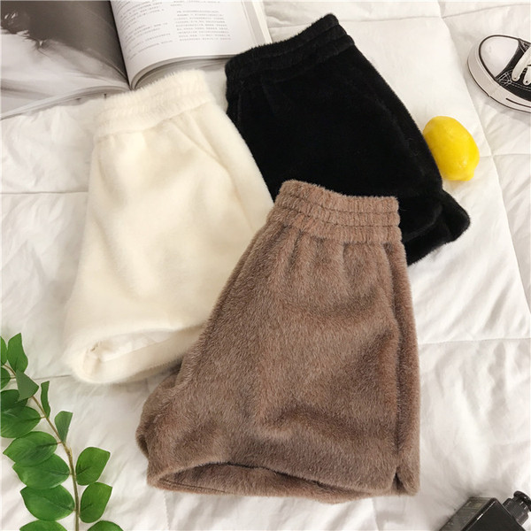 Pantaloni scurți de damă cu buzunare în alb, negru și maro