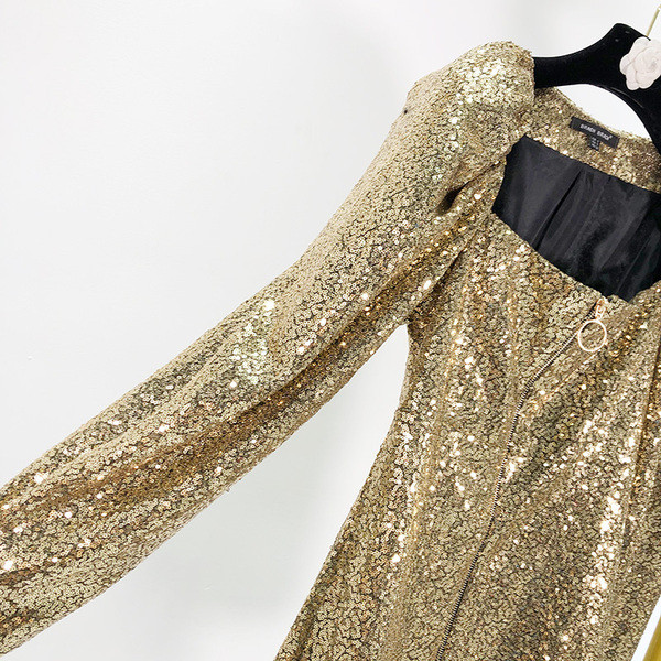 Rochie moderna de dama cu decolteu patrat de culoare aurie cu paiete