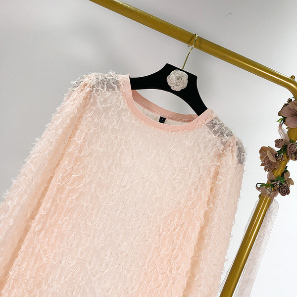 Bluză cu franjuri în roz și mâneci largi