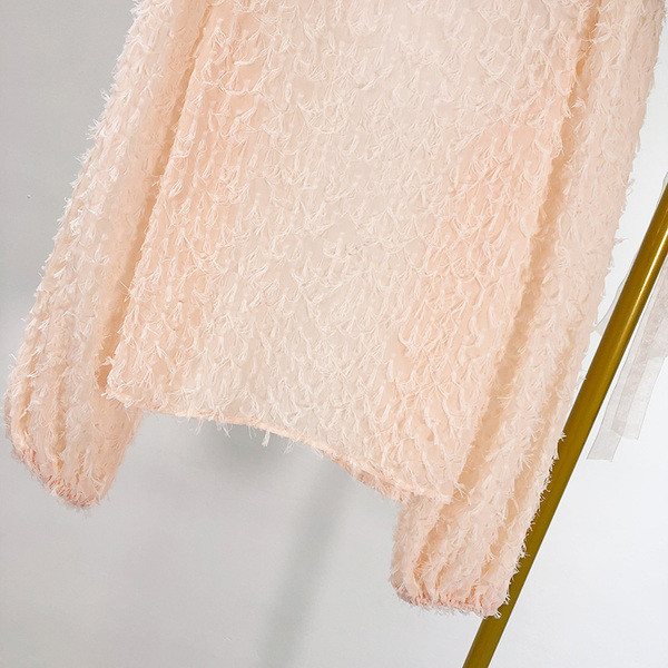 Bluză cu franjuri în roz și mâneci largi