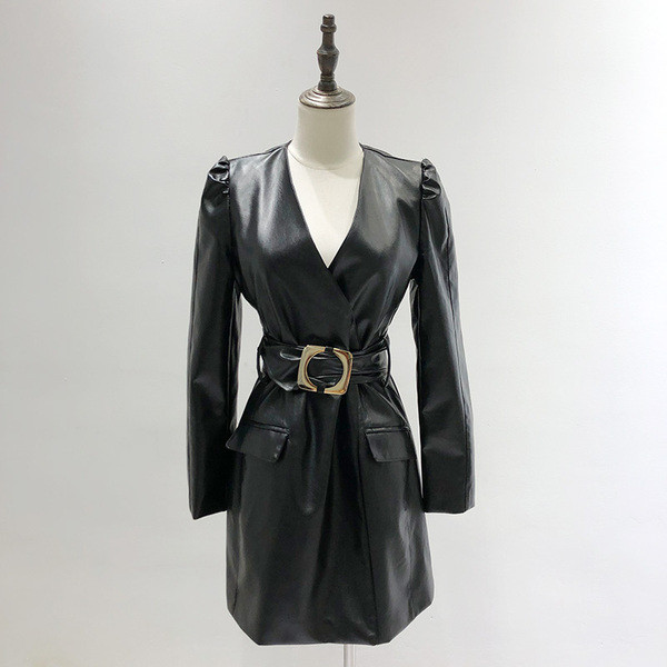 Rochie scurtă modernă, cu decolteu adânc și curea din piele artificială neagră