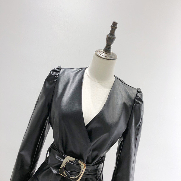 Rochie scurtă modernă, cu decolteu adânc și curea din piele artificială neagră