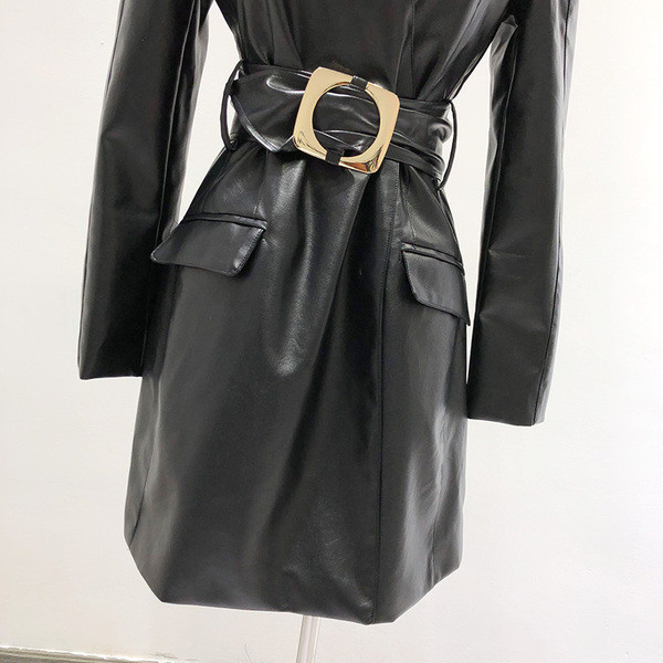 Rochie scurtă modernă, cu decolteu adânc și curea din piele artificială neagră