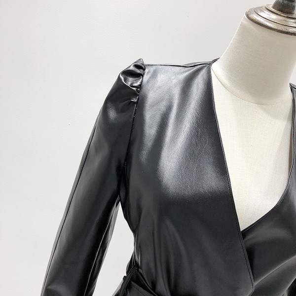 Rochie scurtă modernă, cu decolteu adânc și curea din piele artificială neagră