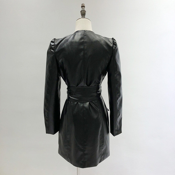 Rochie scurtă modernă, cu decolteu adânc și curea din piele artificială neagră