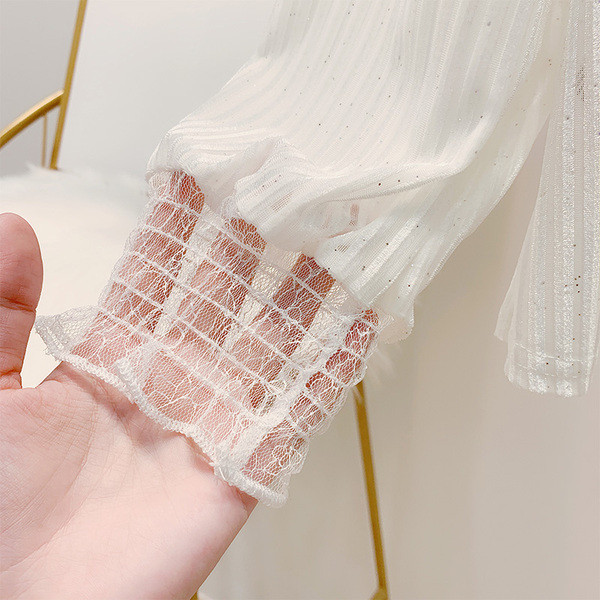 Cămașă de damă elegantă din catifea, cu particule strălucitoare și guler înalt, în alb și negru