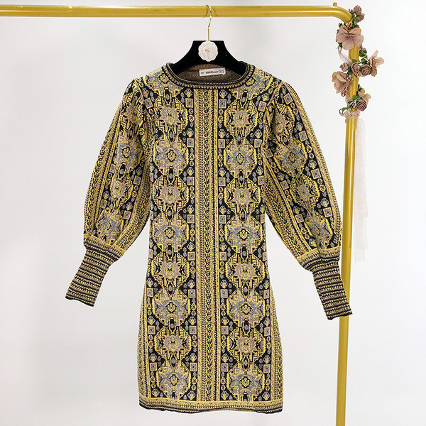 Rochie scurta moderna din material jacquard cu motive etnice si maneci largi