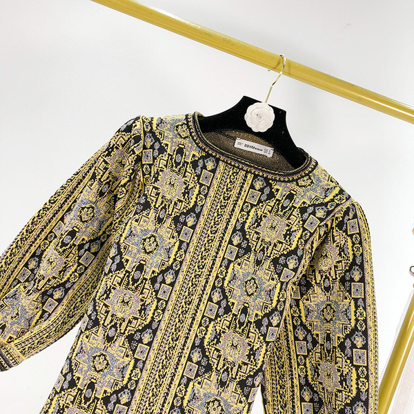 Rochie scurta moderna din material jacquard cu motive etnice si maneci largi