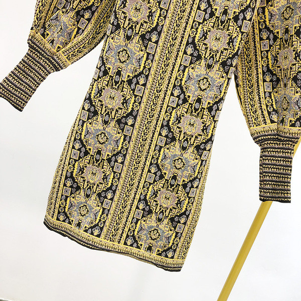 Rochie scurta moderna din material jacquard cu motive etnice si maneci largi