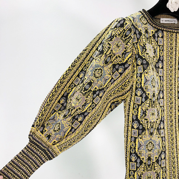 Rochie scurta moderna din material jacquard cu motive etnice si maneci largi