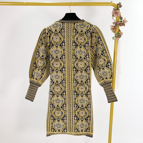 Rochie scurta moderna din material jacquard cu motive etnice si maneci largi