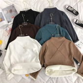 Bluză de damă modernă cu guler scăzut, căptușeală moale și element metalic