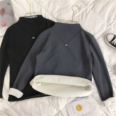 Bluză de damă modernă cu guler scăzut, căptușeală moale și element metalic