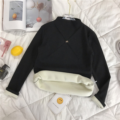 Bluză de damă modernă cu guler scăzut, căptușeală moale și element metalic