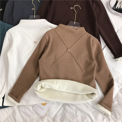 Bluză de damă modernă cu guler scăzut, căptușeală moale și element metalic