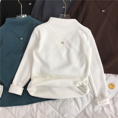 Bluză de damă modernă cu guler scăzut, căptușeală moale și element metalic