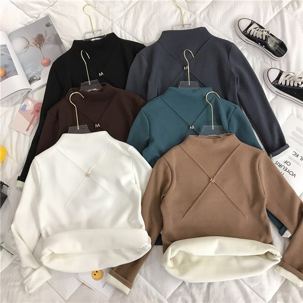 Bluză de damă modernă cu guler scăzut, căptușeală moale și element metalic