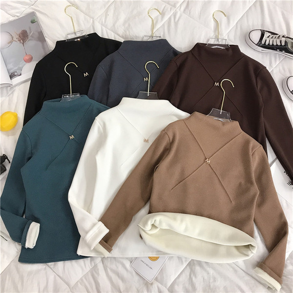 Bluză de damă modernă cu guler scăzut, căptușeală moale și element metalic