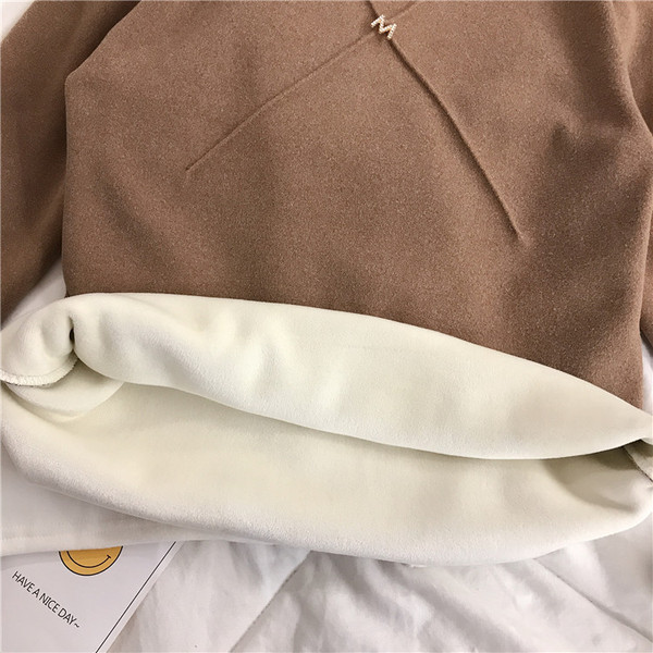 Bluză de damă modernă cu guler scăzut, căptușeală moale și element metalic