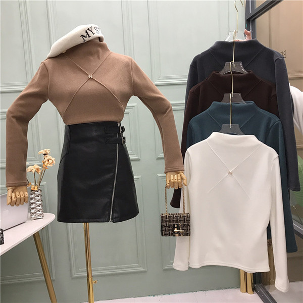 Bluză de damă modernă cu guler scăzut, căptușeală moale și element metalic