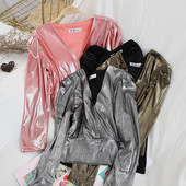 Bluză de damă strălucitoare, în patru culori, cu decolteu în V