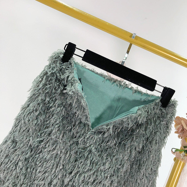 Fusta scurta moderna de culoare gri cu franjuri si talie inalta