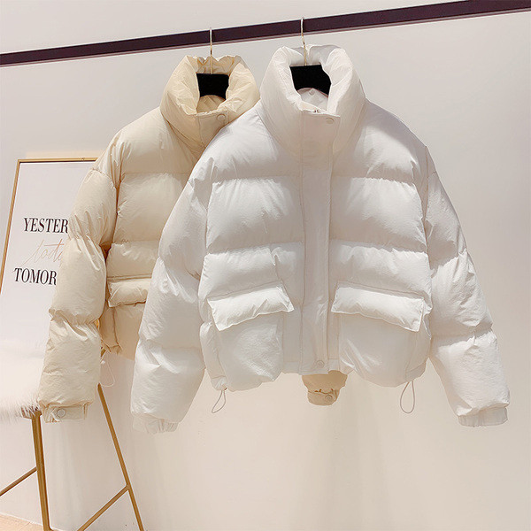 Geaca de dama model lat cu buzunare si guler inalt in alb si bej