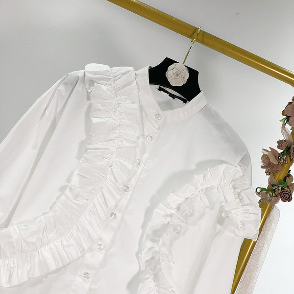 Cămașă de damă asimetrică cu nasturi alb cu element 3D