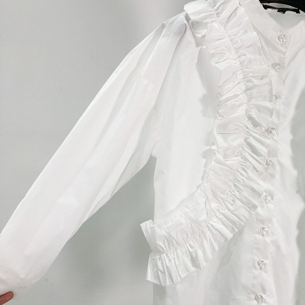 Cămașă de damă asimetrică cu nasturi alb cu element 3D