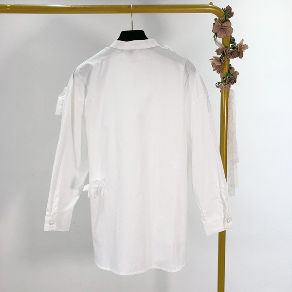 Cămașă de damă asimetrică cu nasturi alb cu element 3D