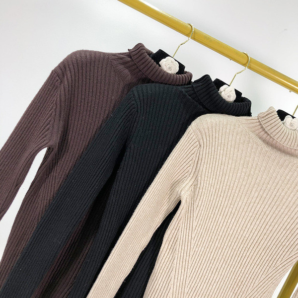 Pulover de dama molat din tricotat subtire cu guler polo in bej, maro si negru