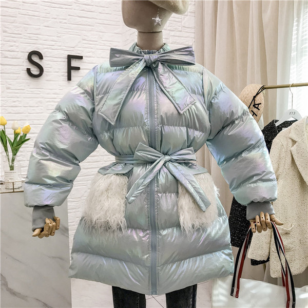 Geaca de iarna de dama moderna cu puf pe buzunare si curea in albastru, roz si alb