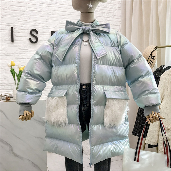 Geaca de iarna de dama moderna cu puf pe buzunare si curea in albastru, roz si alb