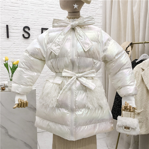 Geaca de iarna de dama moderna cu puf pe buzunare si curea in albastru, roz si alb