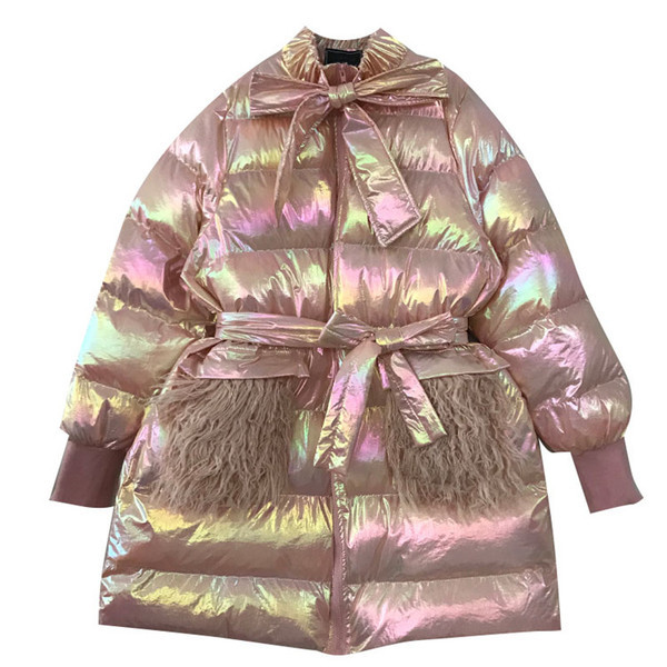 Geaca de iarna de dama moderna cu puf pe buzunare si curea in albastru, roz si alb